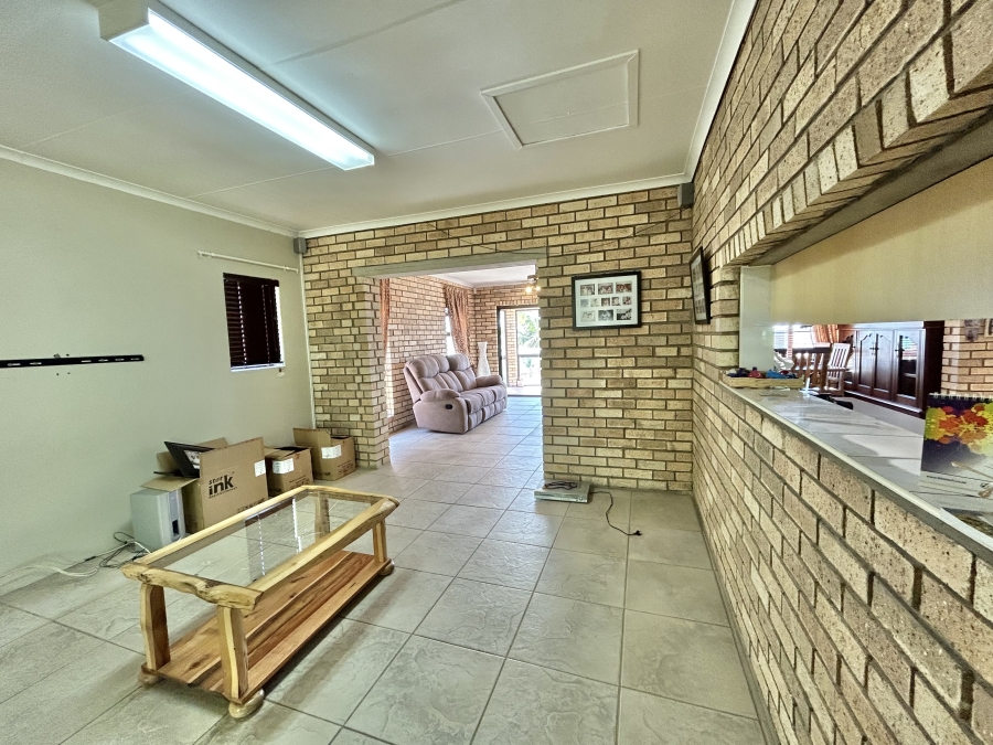 6 Bedroom Property for Sale in Wavecrest Eastern Cape